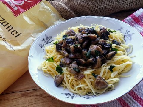 RECEPT: Sitni rezanci sa šampinjonima i slaninom